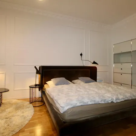 Zentrales Hochwertiges Gruenderzeit-apartment Thomasius