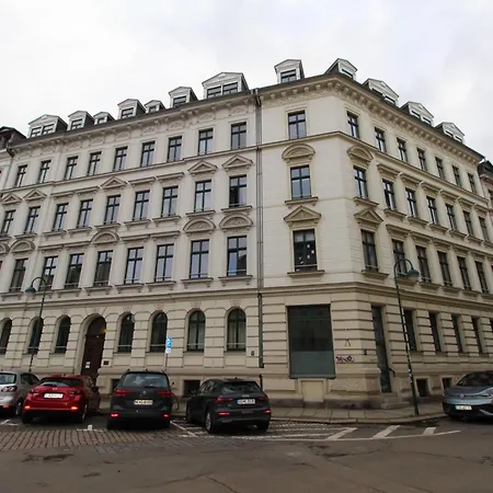 Zentrales Hochwertiges Gruenderzeit-apartment Thomasius