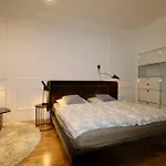 Zentrales Hochwertiges Gruenderzeit-apartment Thomasius
