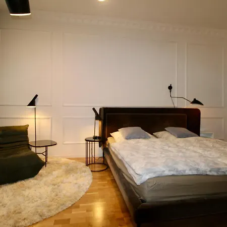 Zentrales Hochwertiges Gruenderzeit-apartment Thomasius * Lipsko