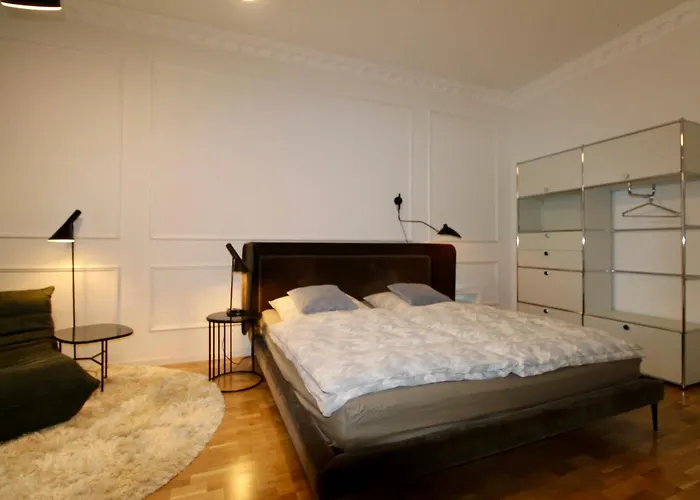 Zentrales Hochwertiges Gruenderzeit-apartment Thomasius